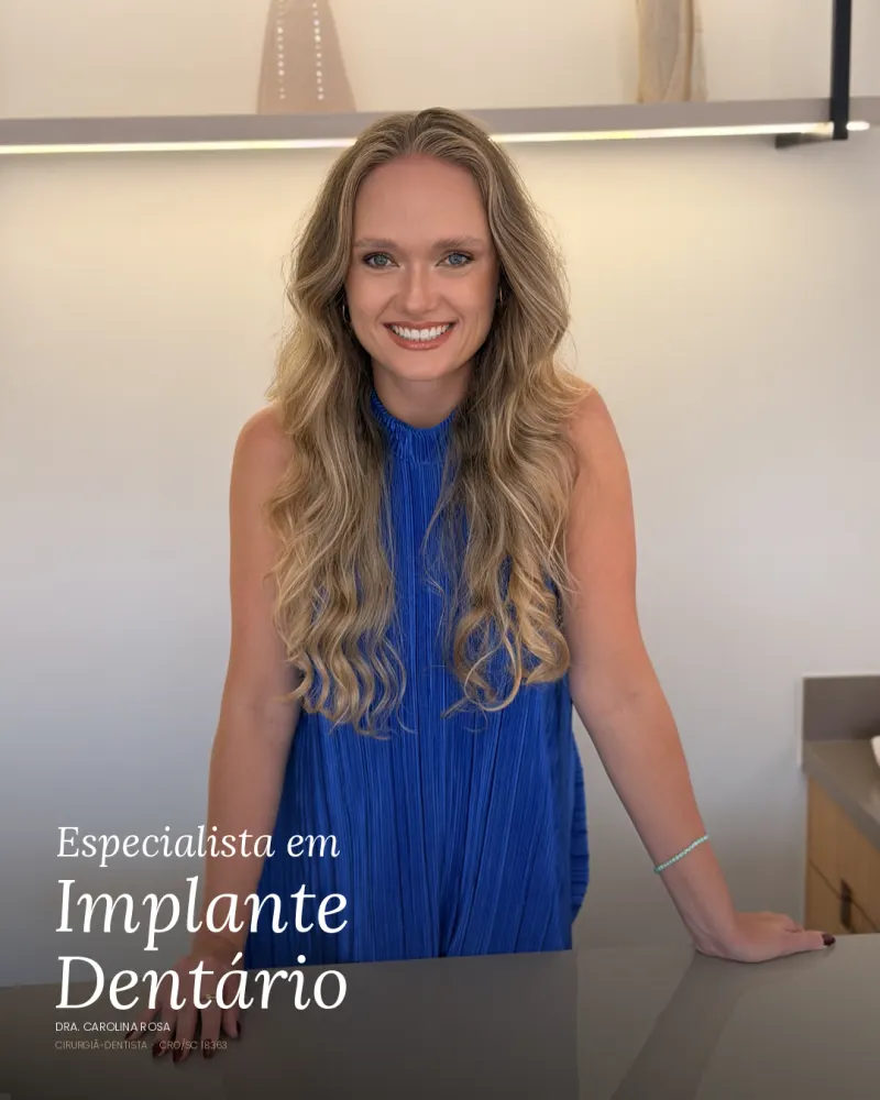 Especialista em Implante Dentário — Dra. Carolina Rosa