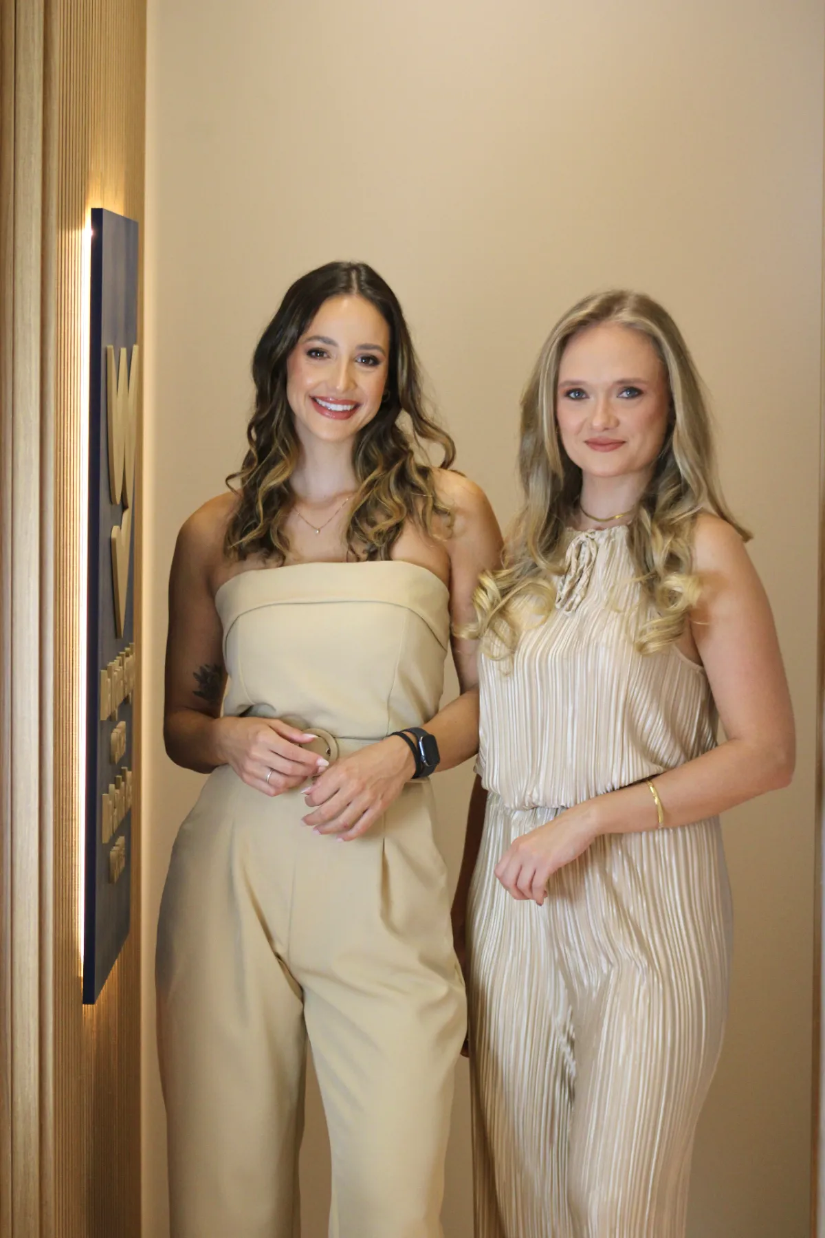 Dra. Carolina Rosa e Dra. Virgínia Ferrigolo na recepção da Vivory Odontologia