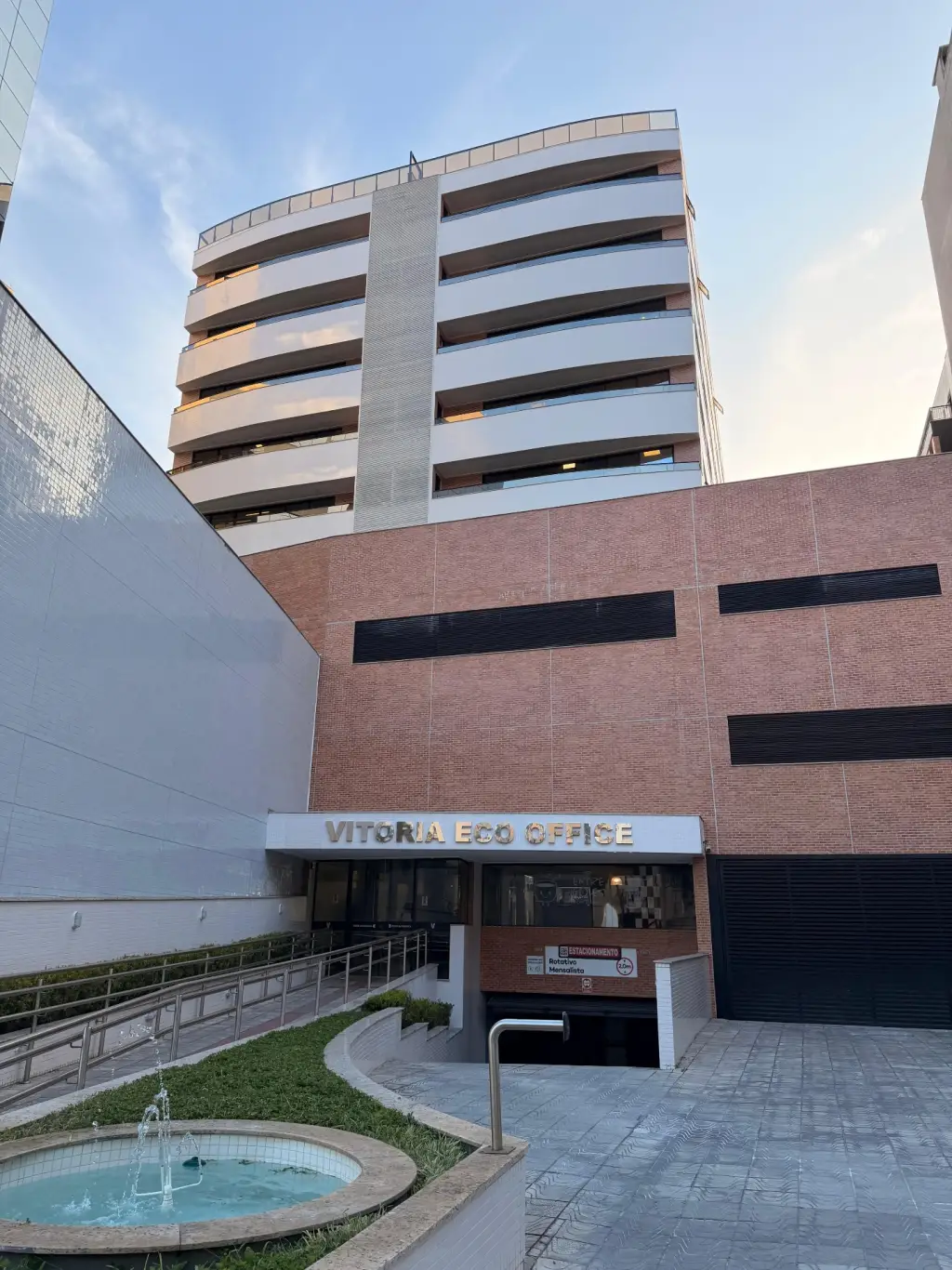 Fachada do Vitoria Eco Office, Itacorubi, Florianópolis — Vivory Odontologia