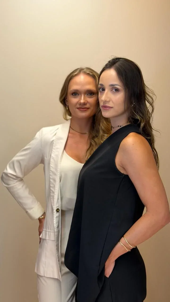Dra. Carolina Rosa e Dra. Virgínia Ferrigolo no consultório da Vivory Odontologia